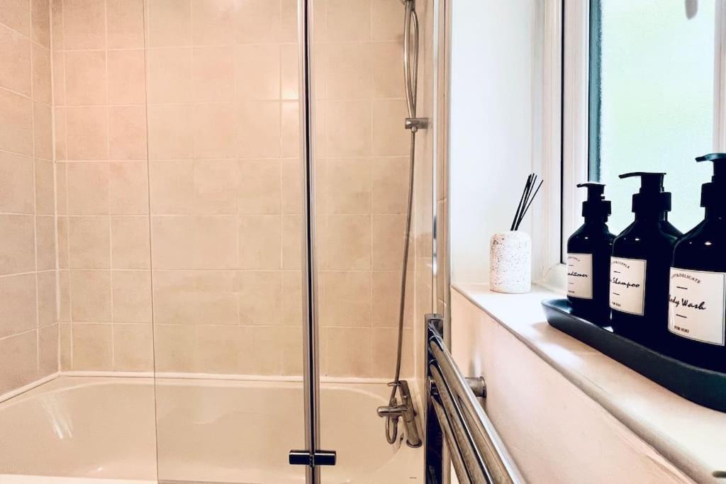 Urban Bliss Stylish Townhouse With Free Parking For A Convenient City Stay 리버풀 외부 사진