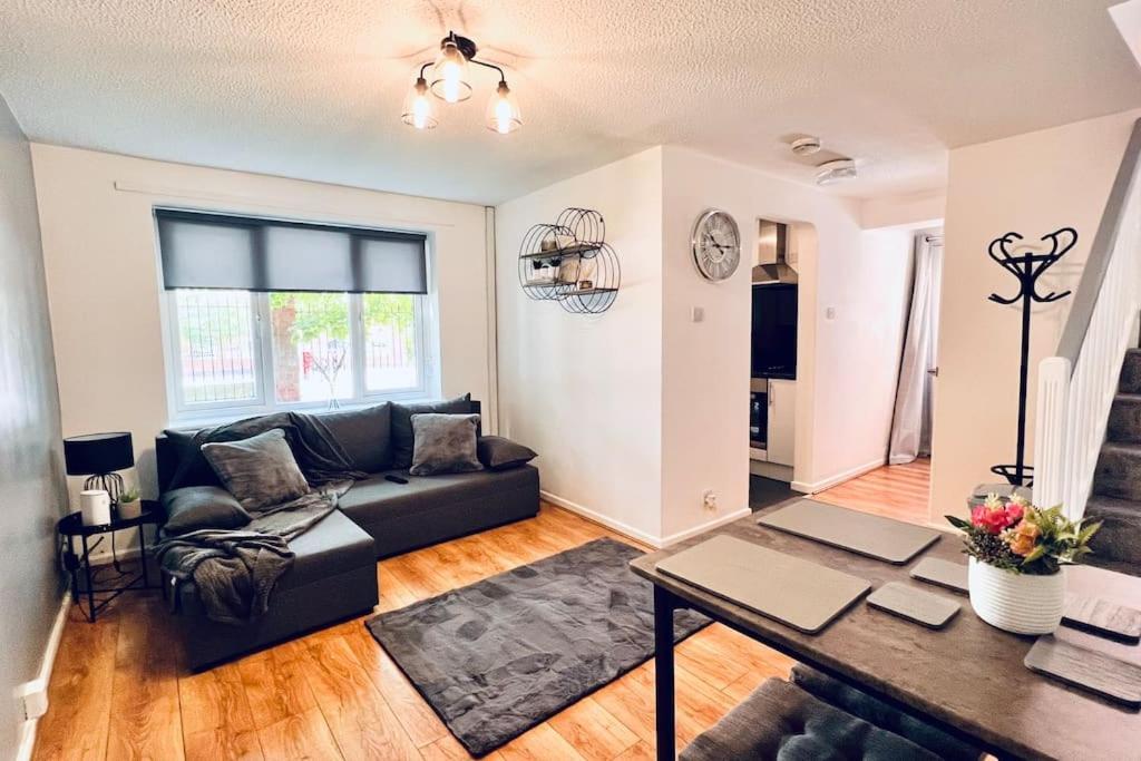 Urban Bliss Stylish Townhouse With Free Parking For A Convenient City Stay 리버풀 외부 사진