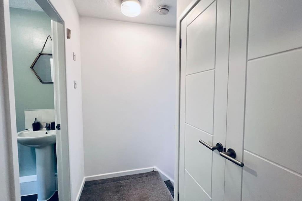 Urban Bliss Stylish Townhouse With Free Parking For A Convenient City Stay 리버풀 외부 사진