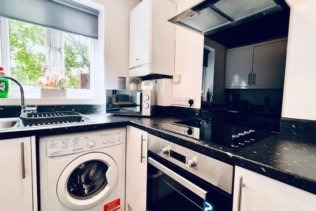 Urban Bliss Stylish Townhouse With Free Parking For A Convenient City Stay 리버풀 외부 사진