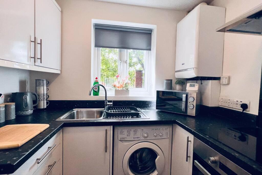 Urban Bliss Stylish Townhouse With Free Parking For A Convenient City Stay 리버풀 외부 사진