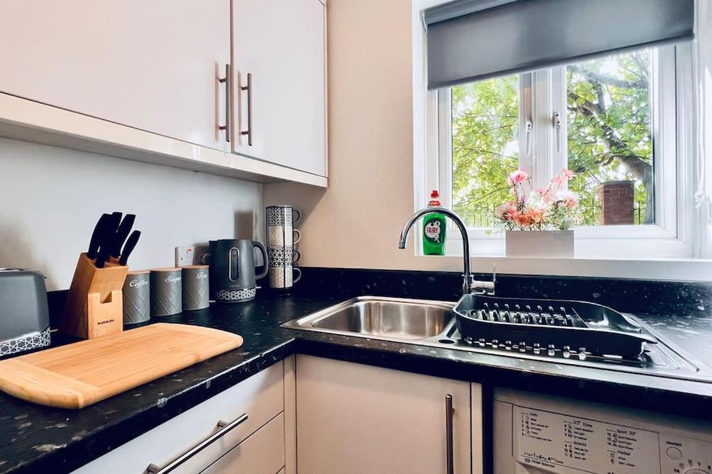 Urban Bliss Stylish Townhouse With Free Parking For A Convenient City Stay 리버풀 외부 사진