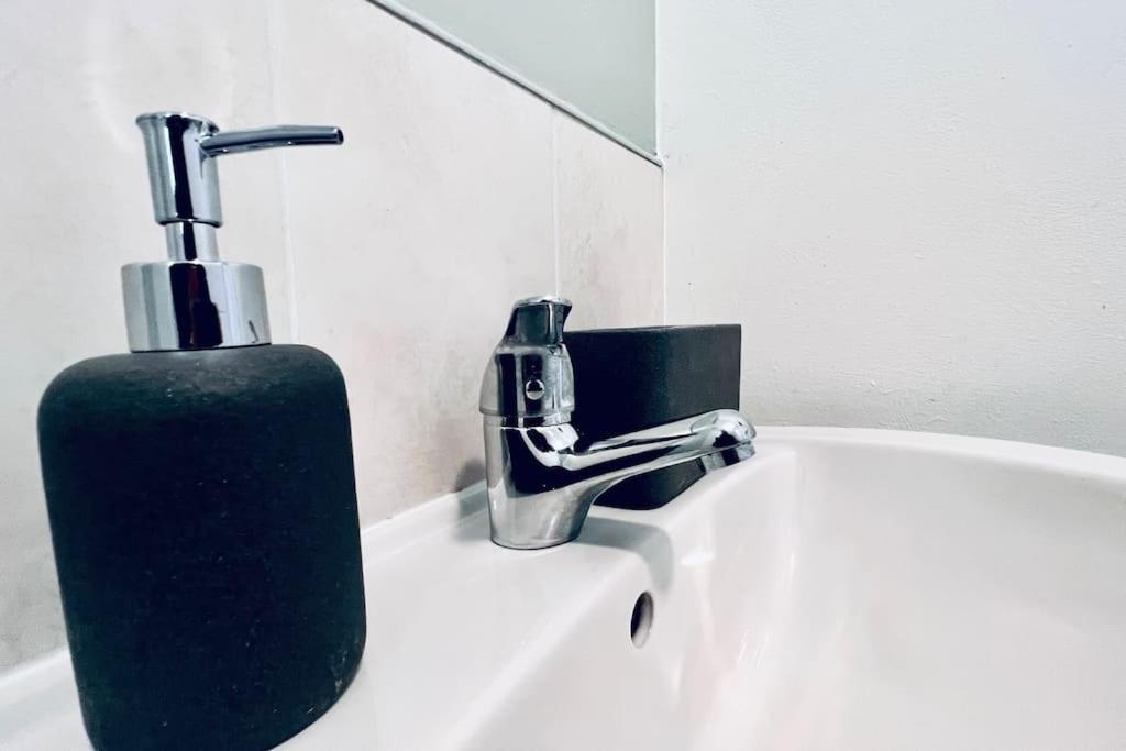 Urban Bliss Stylish Townhouse With Free Parking For A Convenient City Stay 리버풀 외부 사진