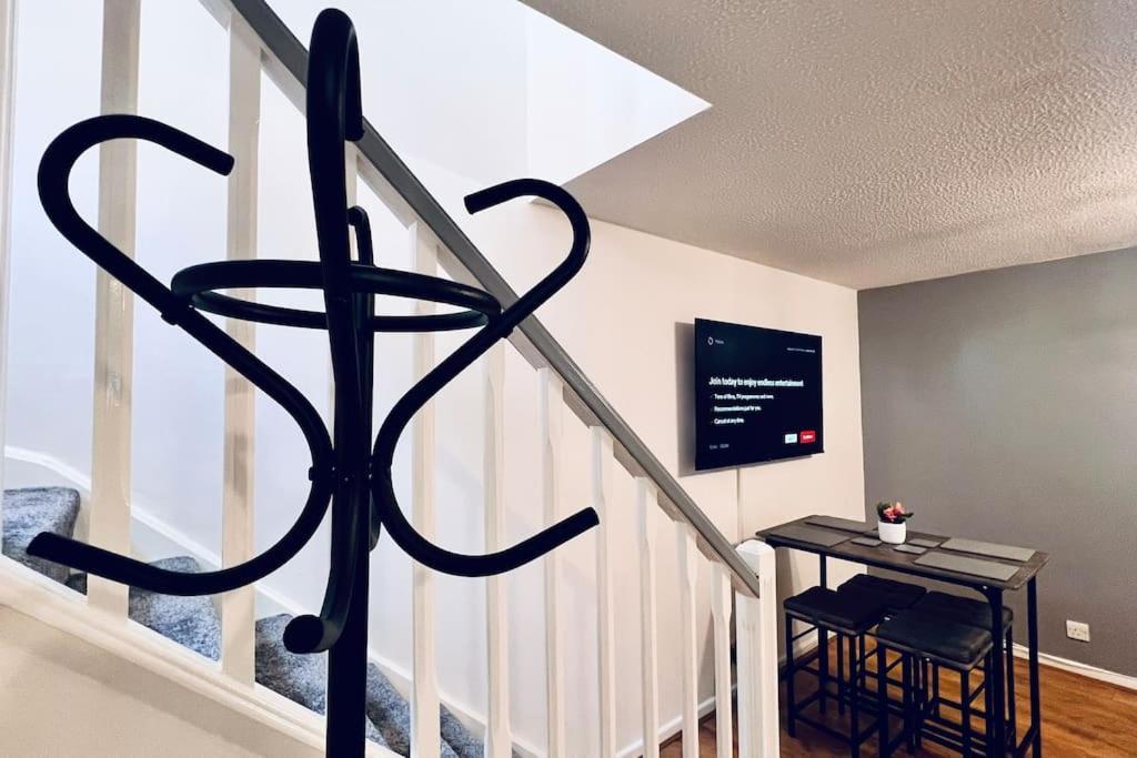Urban Bliss Stylish Townhouse With Free Parking For A Convenient City Stay 리버풀 외부 사진